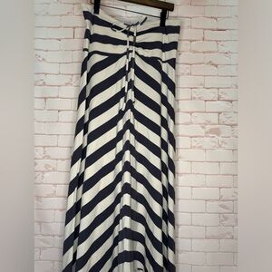 patagonia strapless/halter neck and can also be worn as a maxi skirt!